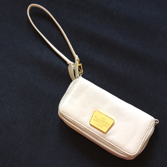 Wilsons Leather Handbags - Wilsons Vintage Cream Leather Wristlet Wallet